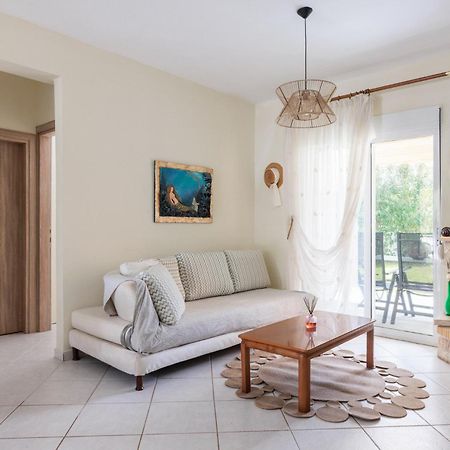 Apartment Next To The Sea Paralia Dionysiou Exterior photo