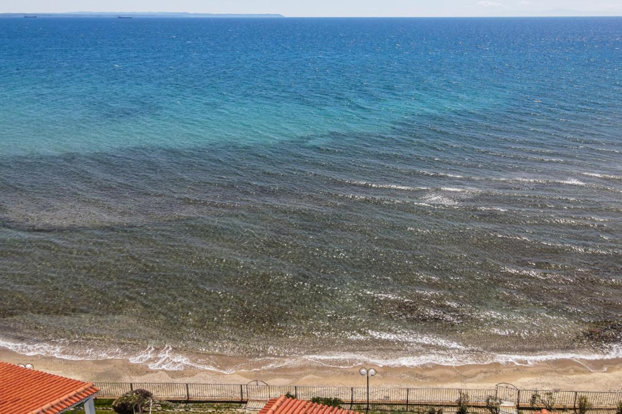 Apartment Next To The Sea Paralia Dionysiou Exterior photo