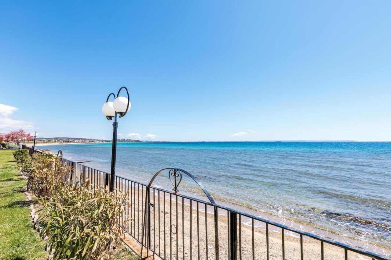 Apartment Next To The Sea Paralia Dionysiou Exterior photo
